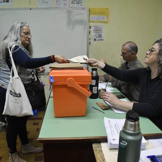 epa11687530 People vote at a polling station in Montevideo, Uruguay, 27 October 2024. 40.6% of the electoral roll had voted in Uruguay's presidential and parliamentary elections by midday on Sunday, sources from the Electoral Court confirmed to EFE. This number marks a clear difference with the primaries held in June, when between 8:00 local time (11:00 GMT) and 12:00 (15:00 GMT) 12% had done so. Eleven candidates are running for the presidency in Uruguay, and if no candidate obtains an absolute majority of votes in the first round, the top two will compete in a runoff election on 24 November. EPA/STR