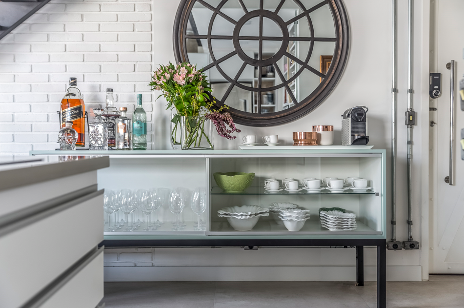 Posicionar um buffet pode transformar o espaço em um cantinho de bar, cafezinho e ainda um depósito rápido de louças | Projeto de Korman Arquitetos | Foto: JP Image