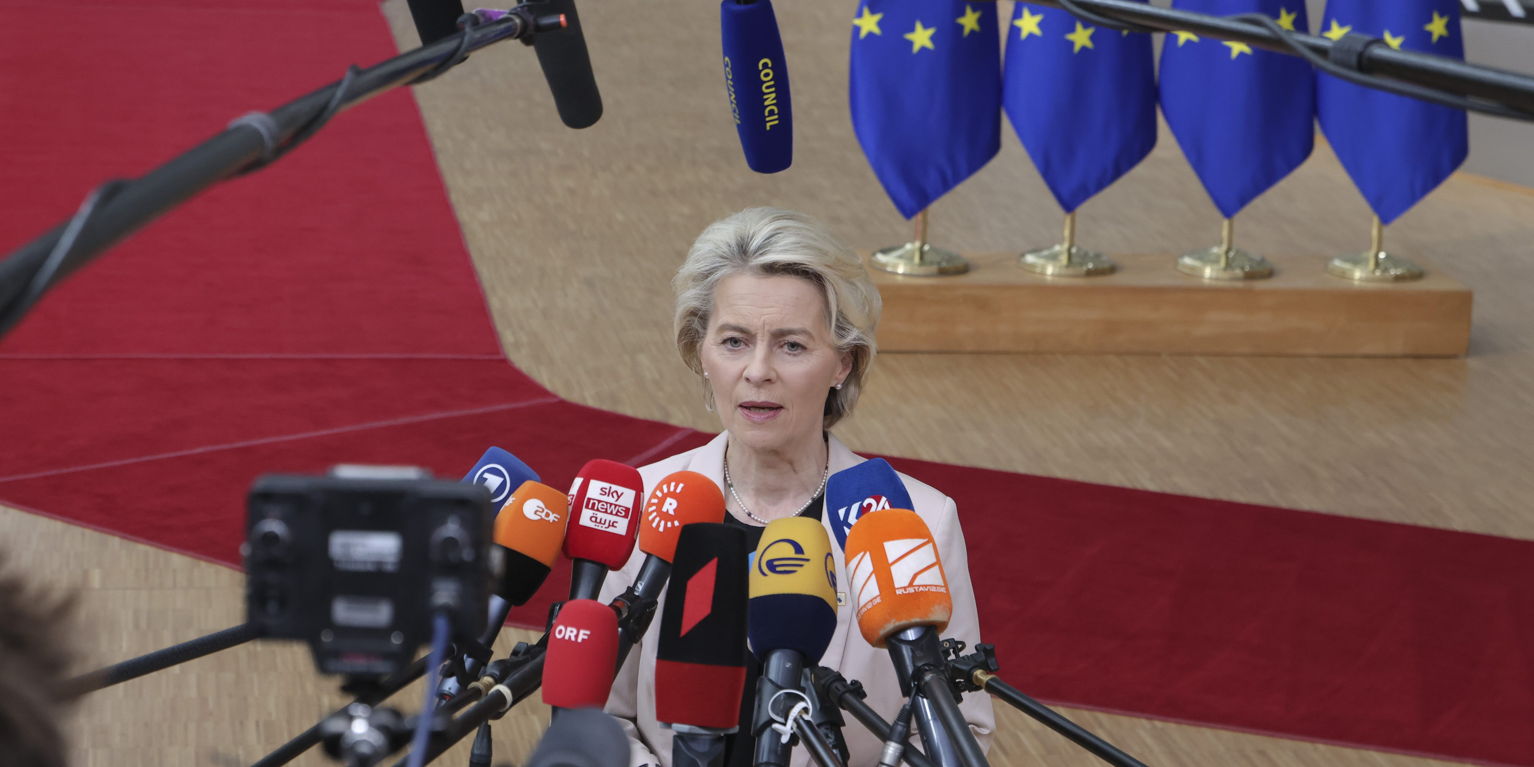 La Presidente della Commissione Europea Ursula von der Leyen arriva al Consiglio Europeo, la riunione dei leader dell'UE presso la sede centrale dell'Unione Europea. La Presidente della Commissione Europea rilascia una dichiarazione ufficiale ai rappresentanti dei media, illustra l'ordine del giorno della riunione e risponde alle domande dei giornalisti e della stampa internazionale. I leader e i capi di Stato dell'UE hanno in programma di discutere, durante il vertice di due giorni, i temi delle "pause" umanitarie nella guerra di Israele con Hamas, del sostegno all'Ucraina dopo l'invasione russa e della crisi migratoria. Consiglio Europeo a Bruxelles, Belgio, il 26 ottobre 2023 (Foto di Nicolas Economou/NurPhoto tramite Getty Images)