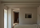 El interior de las habitaciones emplea unas tonalidades y una luz directa que invita a la tranquilidad y serenidad.