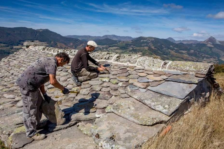 'J’ai appris sur le toit ' : comment Ludovic façonne la lauze pour préserver le patrimoine du Cantal