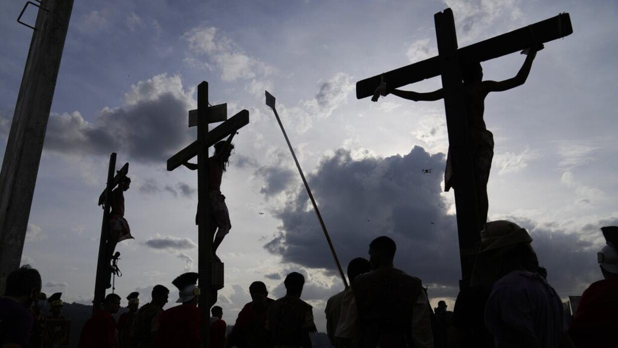 2 controversias sobre las celebraciones del Viernes Santo, la conmemoración cristiana de la muerte de Jesús