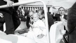 Un'immagine di Giovanni Paolo II ferito durante l'attentato del 13 maggio 1981 