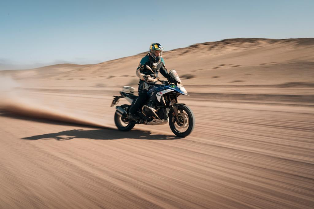 Piloto Tomaz Santos estará no comando da BMW F900 GS (Divulgação)