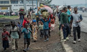 Miles de personas huyen de la inseguridad en Goma, en el este de la RD del Congo.