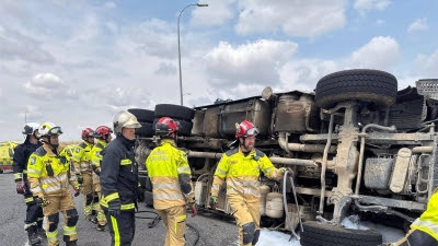 Bomberos logran excarcelar al conductor de un camión que había quedado atrapado en la cabina tras un accidente