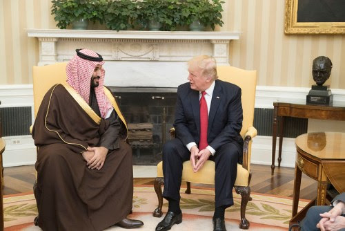 Le président Donald Trump s'entretient avec Mohammed bin Salman bin Abdulaziz Al Saud