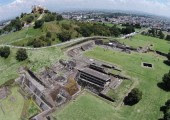 Las excavaciones han dejado entrever numerosos elementos y estructuras de la pirámide que habían quedado bajo tierra.