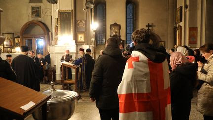 Manifestations en Géorgie : à l'église Saint-Georges-de-Kachvéti, les prêtres tiraillés entre 'prêter assistance' et 'garder le silence'