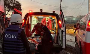 Personal de la ONU ayuda en la evacuación de pacientes hospitalizados en Khan Younis. (archivo)