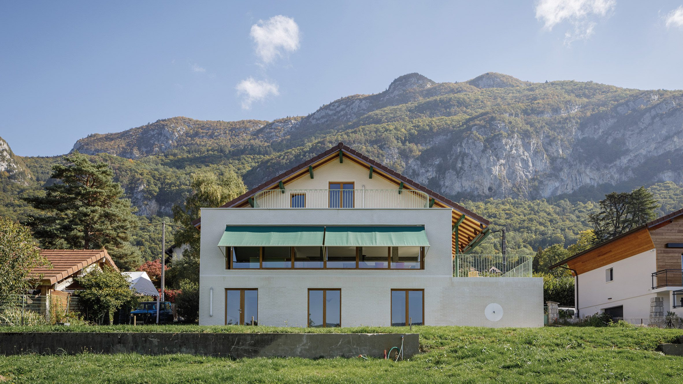 La Villa está situada en Annecy (Francia) y su rehabilitación fue llevada a cabo por el Atelier Archiplein.