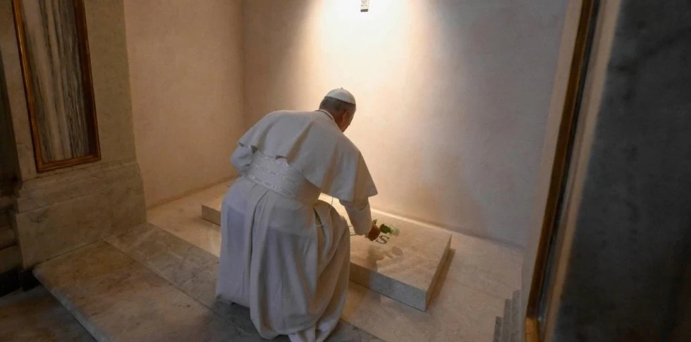 León XIV deposita una rosa blanca, de significación teresiana, sobre la tumba de Francisco.