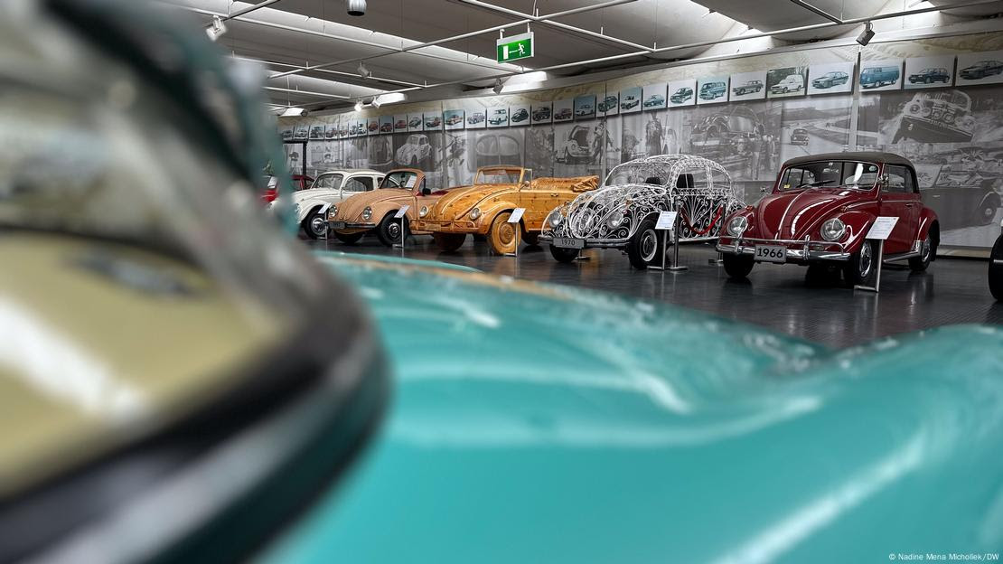 A imagem mostra vários Fuscas, de diferentes cores, lado a lado, no Museu da Volkswagen em Wolfsburg, Alemanha. A imagem mostra vários Fuscas, de diferentes cores, lado a lado, no Museu da Volkswagen em Wolfsburg, Alemanha.