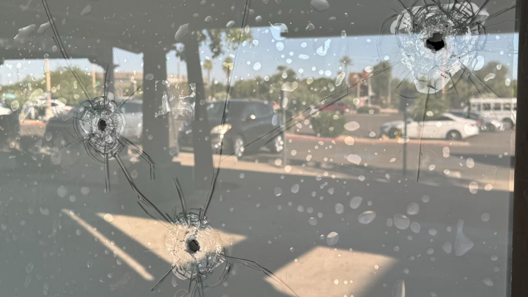 Dans l'Arizona, où des tirs ont visé un local de campagne, les démocrates constatent que "le niveau de violence a augmenté"