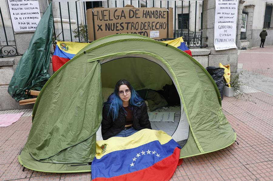 En España, Lorena Lima hizo una huelga de hambre por la tardanza en abrir el Registro Electoral en marzo pasado
