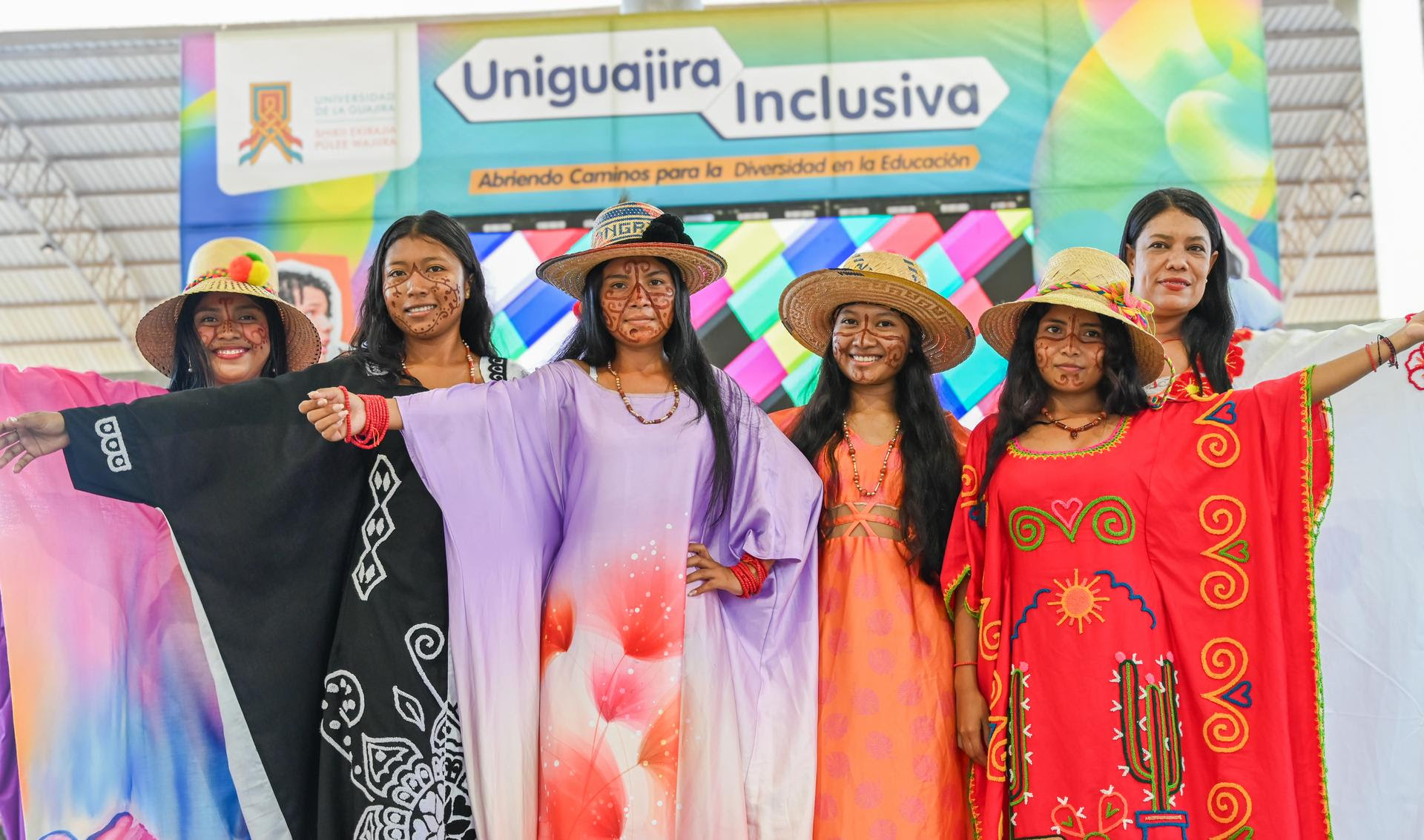 Grupo de mujeres de la etnia wayuu en traje típico, posando juntas.