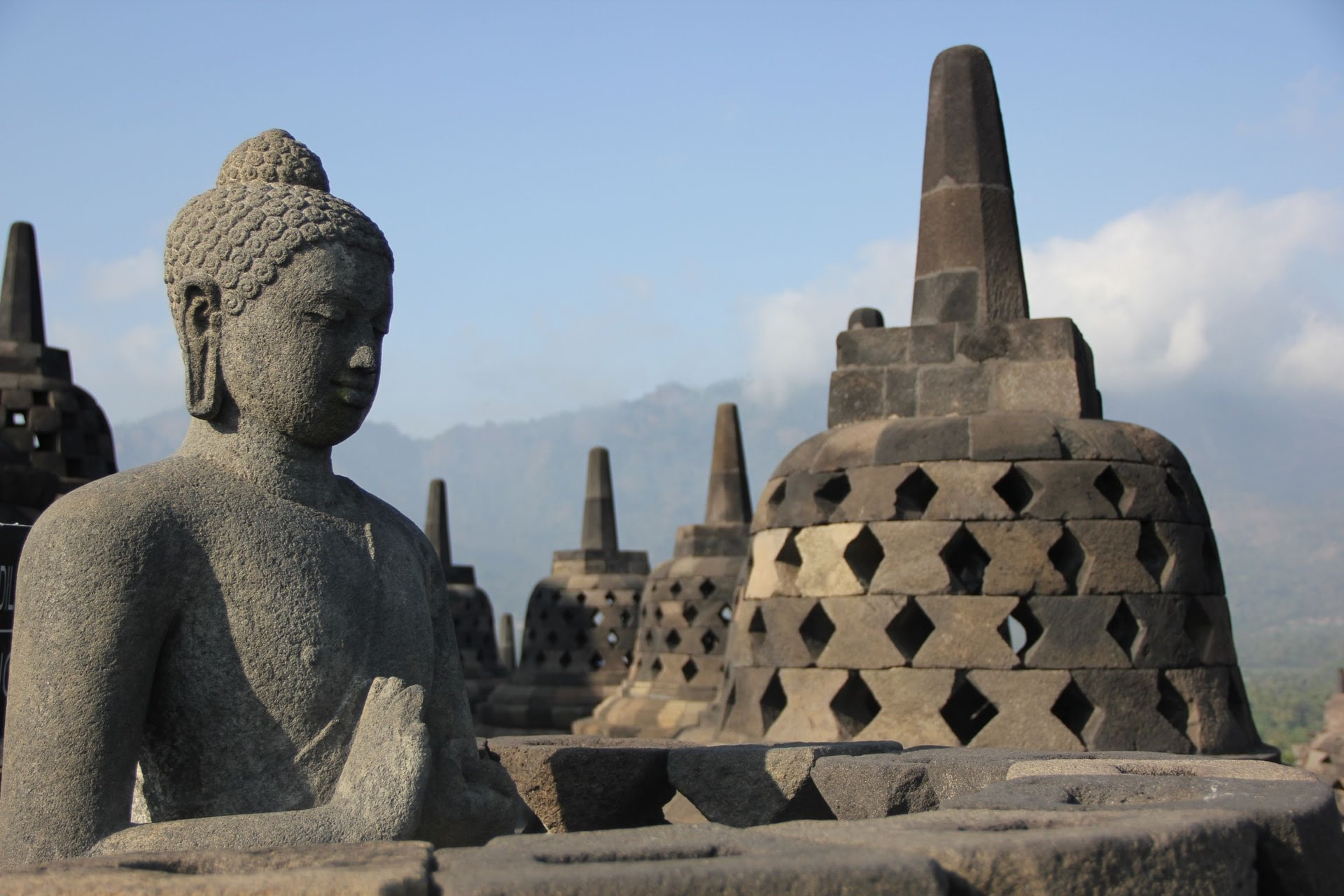 Ngôi đền Borobudur bị lãng quên ở Java, Indonesia. Ảnh: Rex.