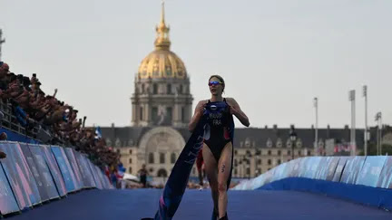 Triathlon aux JO de Paris 2024 : le triomphe de la Française Cassandre Beaugrand, médaille d'or, Emma Lombardi échoue au pied du podium