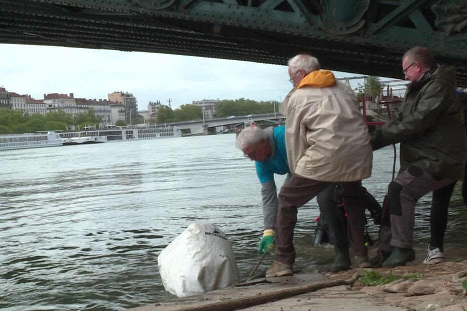 'C'est caché, donc c'est facile', plus d'une tonne de déchets sortie du Rhône par des plongeurs