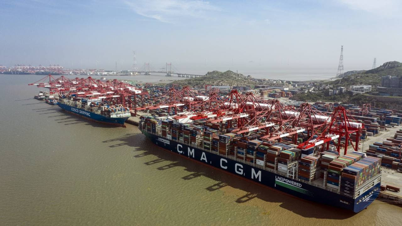 Navios porta-contêineres no Porto de Água Profunda de Yangshan em Xangai. Fotógrafo: Qilai Shen/Bloomberg.