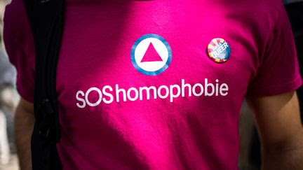 'Changer de sexe en mairie' : SOS Homophobie dénonce la 'prise de parole extrêmement transphobe' d'Emmanuel Macron