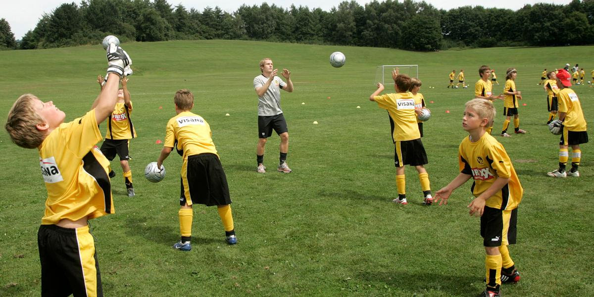 Christian Schwegler, Mitte, von den Berner Young Boys trainiert im Sommer Camp der Berner Young Boys in Bern am Mittwoch, 6. August 2008, mit Kindern. (KEYSTONE/Marcel Bieri)