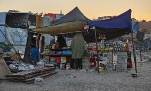 Una mujer compra en una tienda improvisada en Gaza.