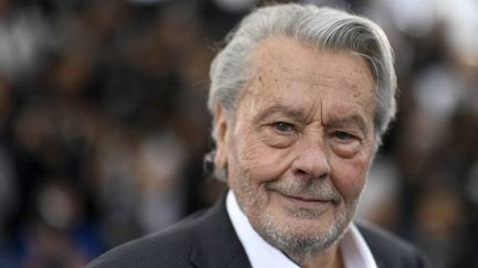 Mort d'Alain Delon : Emmanuel Macron rend hommage à un 'monument français' aux 'rôles légendaires'