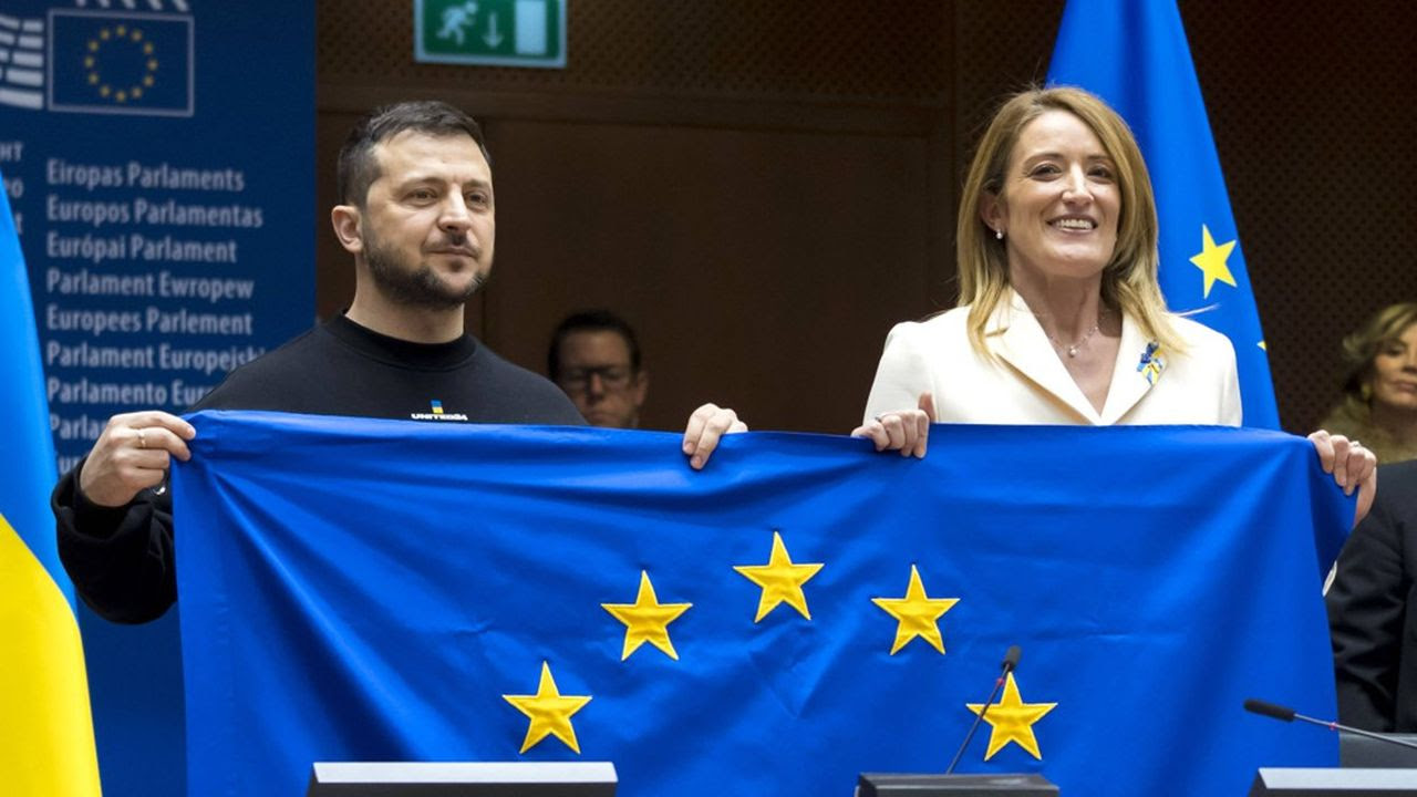 Le président ukrainien, Volodymyr Zelensky, et la présidente du Parlement européen, Roberta Metsola, dans l'hémicycle de Bruxelles, le 9 février dernier.