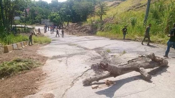 Familias de sector El Totumo en riesgo por deslizamiento de la Autopista Gran Mariscal de Ayacucho