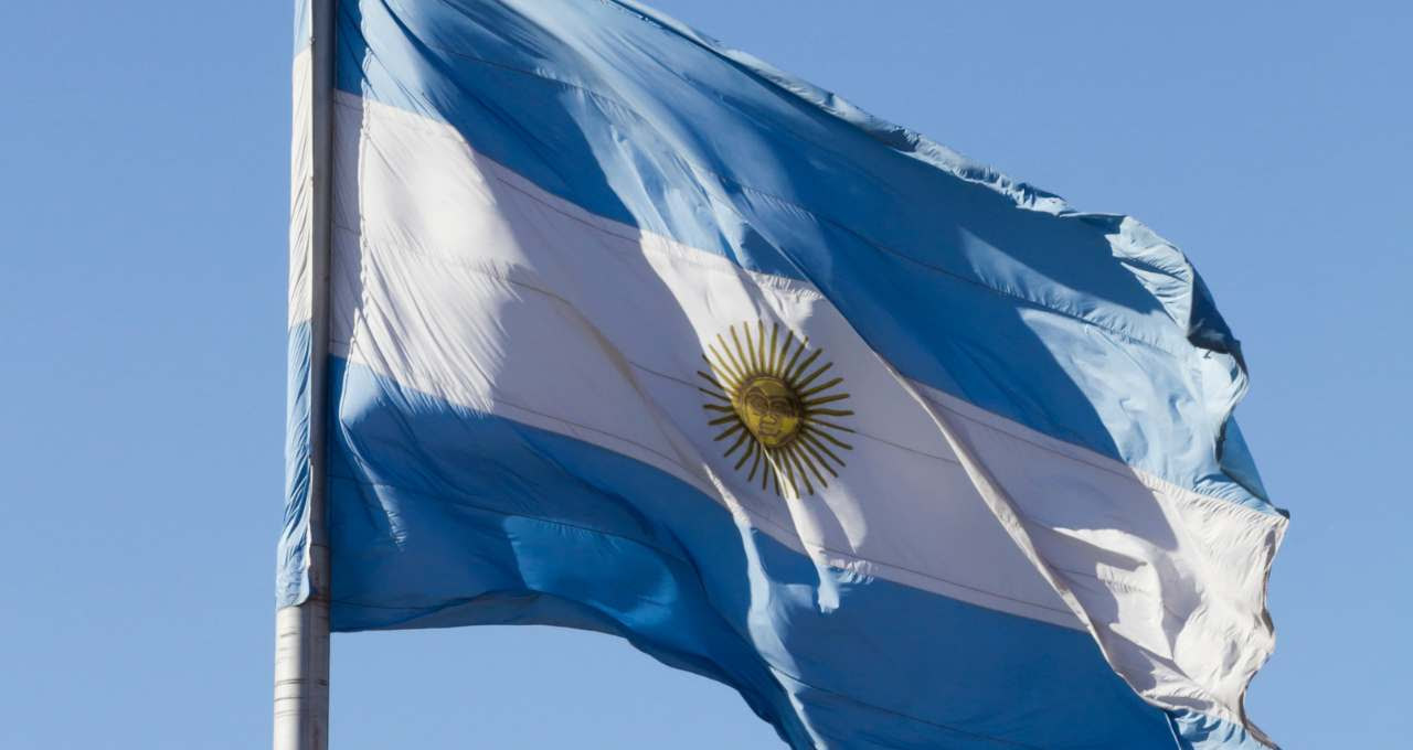 Argentina anuncia fim de impostos para compras no exterior; Fitch eleva recomendação para “CCC”