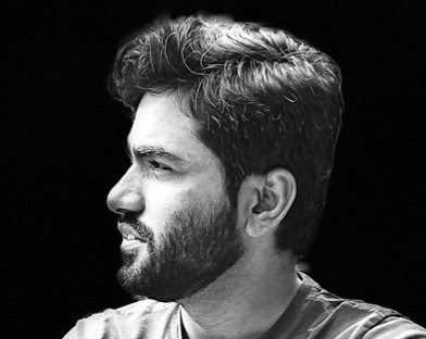 Photo de l'activiste Lateef Johar, de profile, en noir et blanc