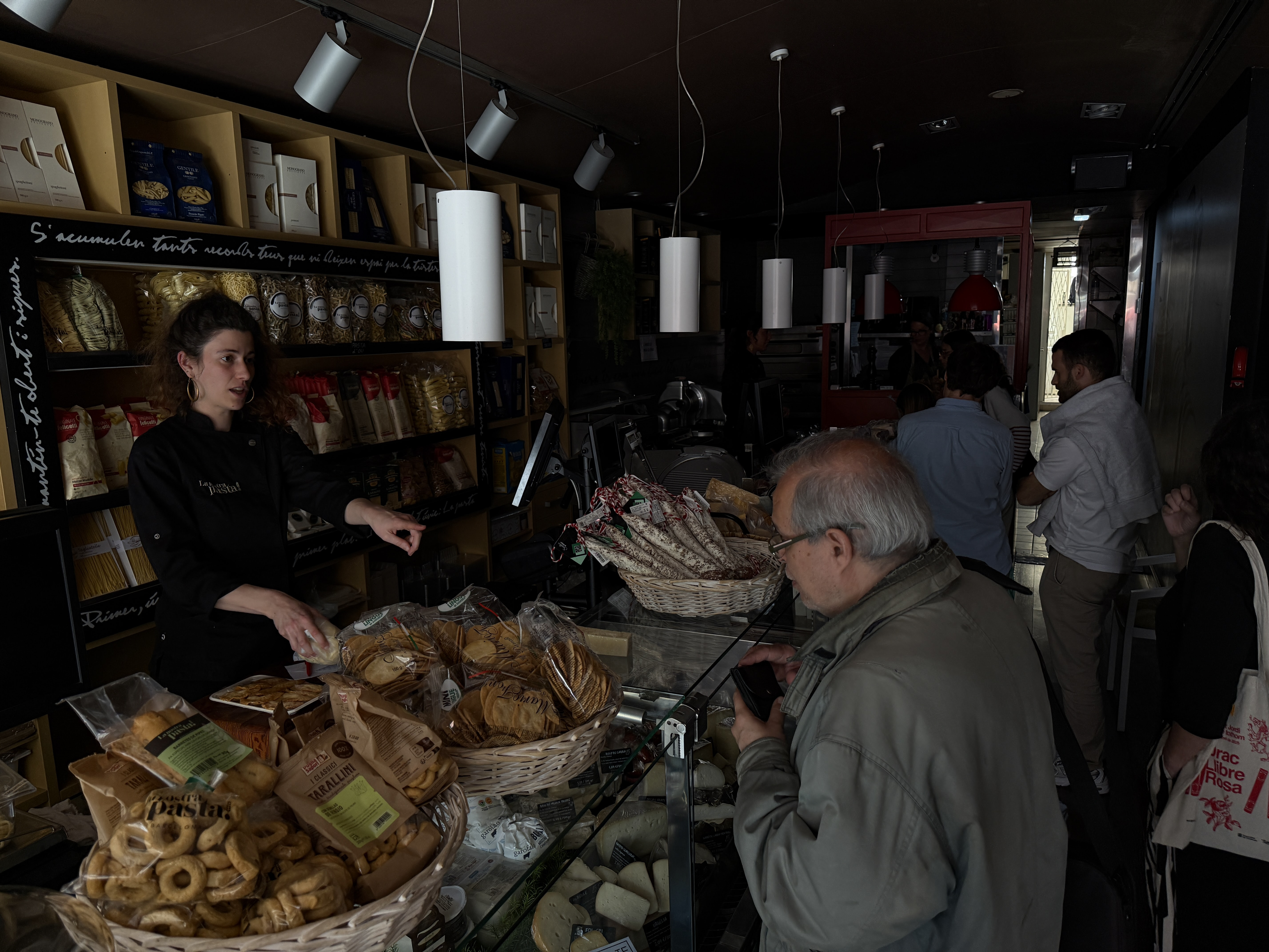 Clientes en tiendas sin electricidad durante el apagón nacional del 28 de abril de 2025 en Barcelona