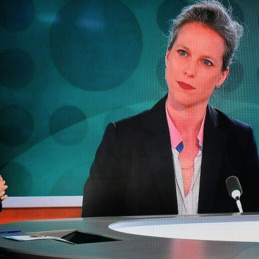 Emmanuel Macron face à une photo de Lucie Castets ce mardi sur France 2.