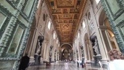 Basilica di San Giovanni in Laterano, ingresso alla navata centrale (Foto MMM)