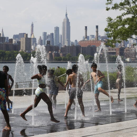 epa11429339 People cool off in a fountain in Domino Park as the temperature approaches 94 degrees Fahrenheit (34.44 Celsius), during a heat advisory in the Brooklyn borough of New York, New York, 21 June 2024. A heat wave in the United States has about 90 million people under heat advisories across the nation. EPA/SARAH YENESEL