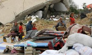 Las familias desplazadas por el conflicto de Gaza siguen buscando un lugar seguro donde refugiarse.