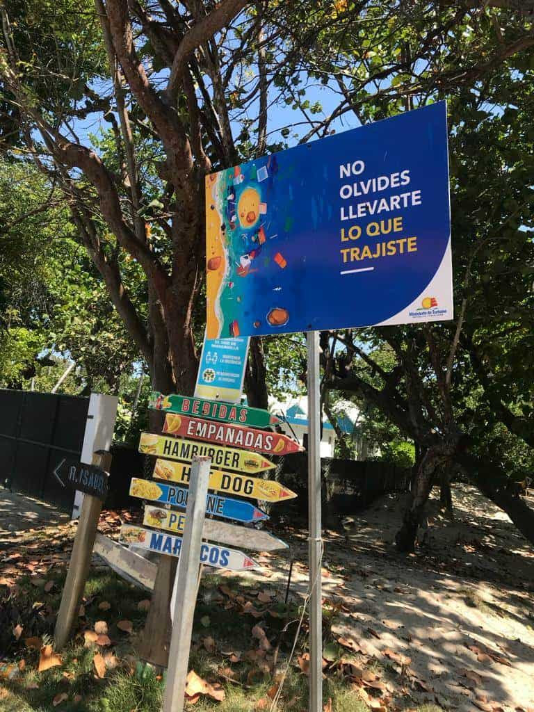 Un letrero del Ministerio de Turismo que recuerda cuidar la playa evitando dejar basura.