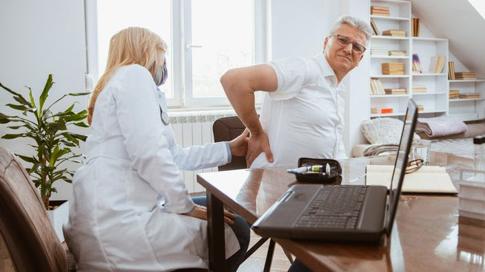 A patient talking to their doctor about kidney pain.