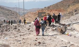 Familias huyen a Siria tras los ataques aéreos en Líbano. 