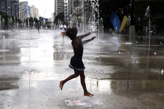 São Paulo (SP), 09.11.2023 - Com o aquecimento global e as altas temperaturas, população se refresca nas fontes do Vale do Anhangabau em São Paulo