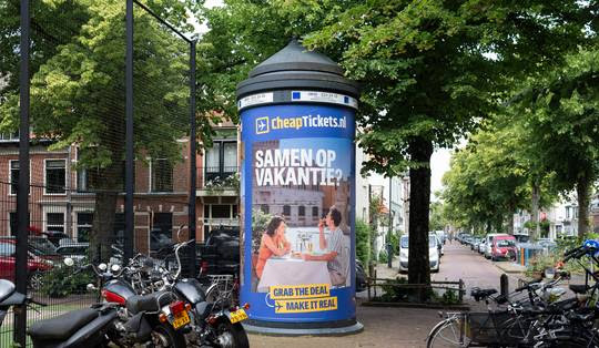 Den Haag verbiedt reclame voor vliegvakanties in bushokjes en op tramhaltes