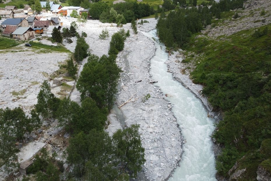 Catastrophe de la Bérarde : le hameau enseveli sous '14 mètres de boue et de rocs', l'appel à l'aide du parc national des Écrins