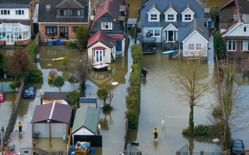 Homes in Berkshire evacuated as River Thames floods