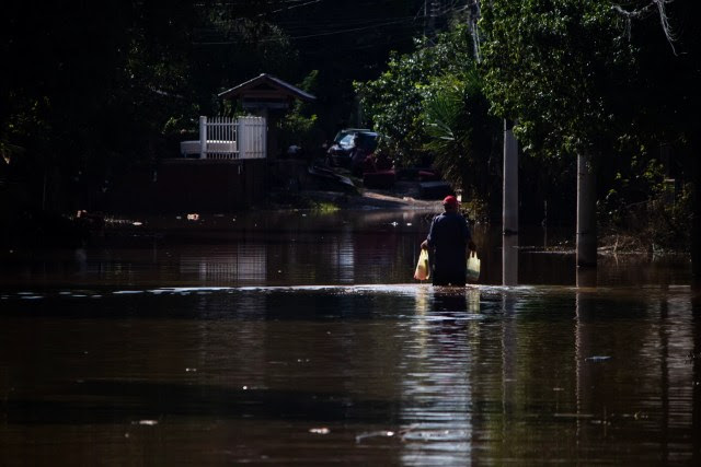 Mantimentos sendo levados, alguns dias atrás o caminho era impossível ser feito a pé