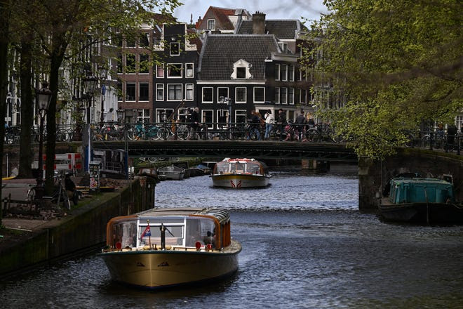 Los barcos turísticos navegan por un canal en Ámsterdam, el 4 de abril de 2024.