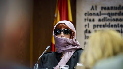 La expareja de Koldo acude al Senado con parte del rostro tapado y se acoge a su derecho a no declarar