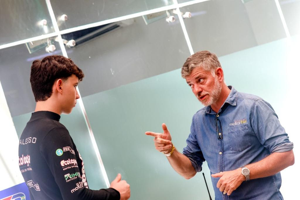 Ricardo Fávaro (à dir.) atua há mais de 20 anos na gestão da carreira de pilotos (MotorBiz Marketing Esportivo/Divulgação)
