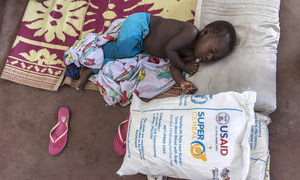 Un niño de Mozambique duerme junto a una bolsa de ayuda alimentaria donada por USAID y distribuida por el Programa Mundial de Alimentos de la ONU.