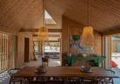 En el volumen diurno se ubican los espacios comunes como el salón, el comedor y la cocina, cubiertos con un techo inclinado.